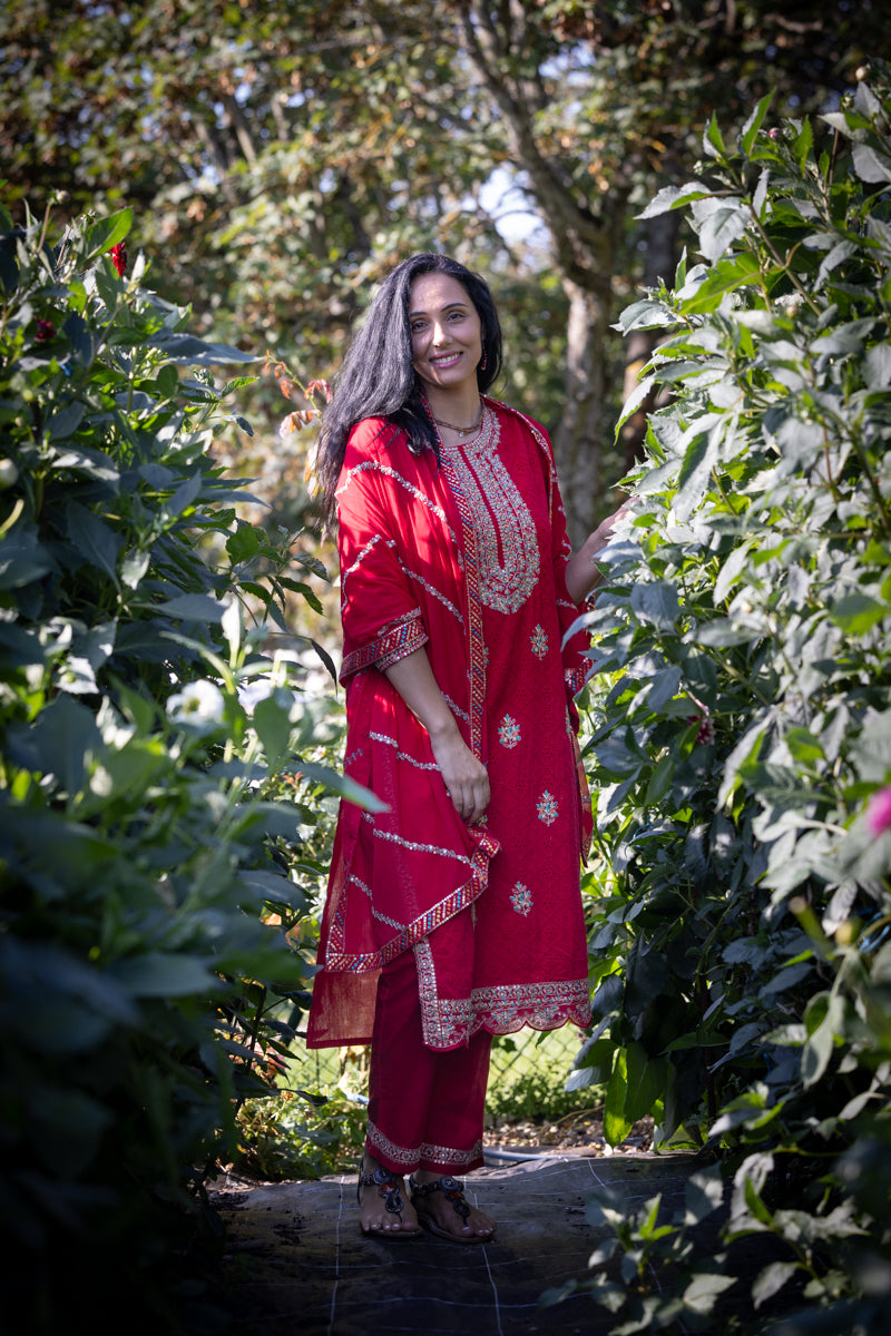 Kurti Anarkali ricamato con pantaloni e dupatta - rosso