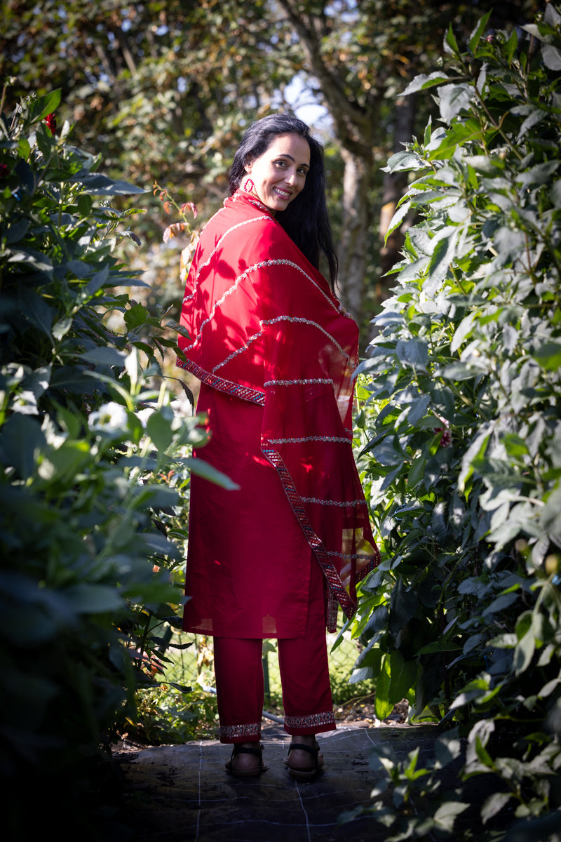 Kurti Anarkali ricamato con pantaloni e dupatta - rosso