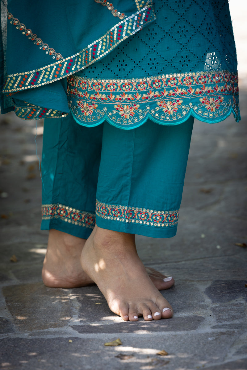Kurti Anarkali ricamato con pantaloni e dupatta - verde