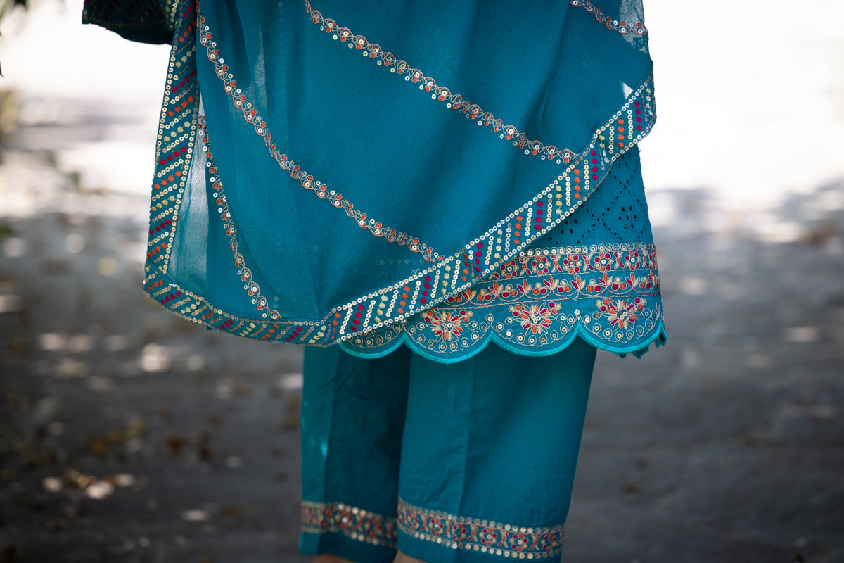 Kurti Anarkali ricamato con pantaloni e dupatta - verde