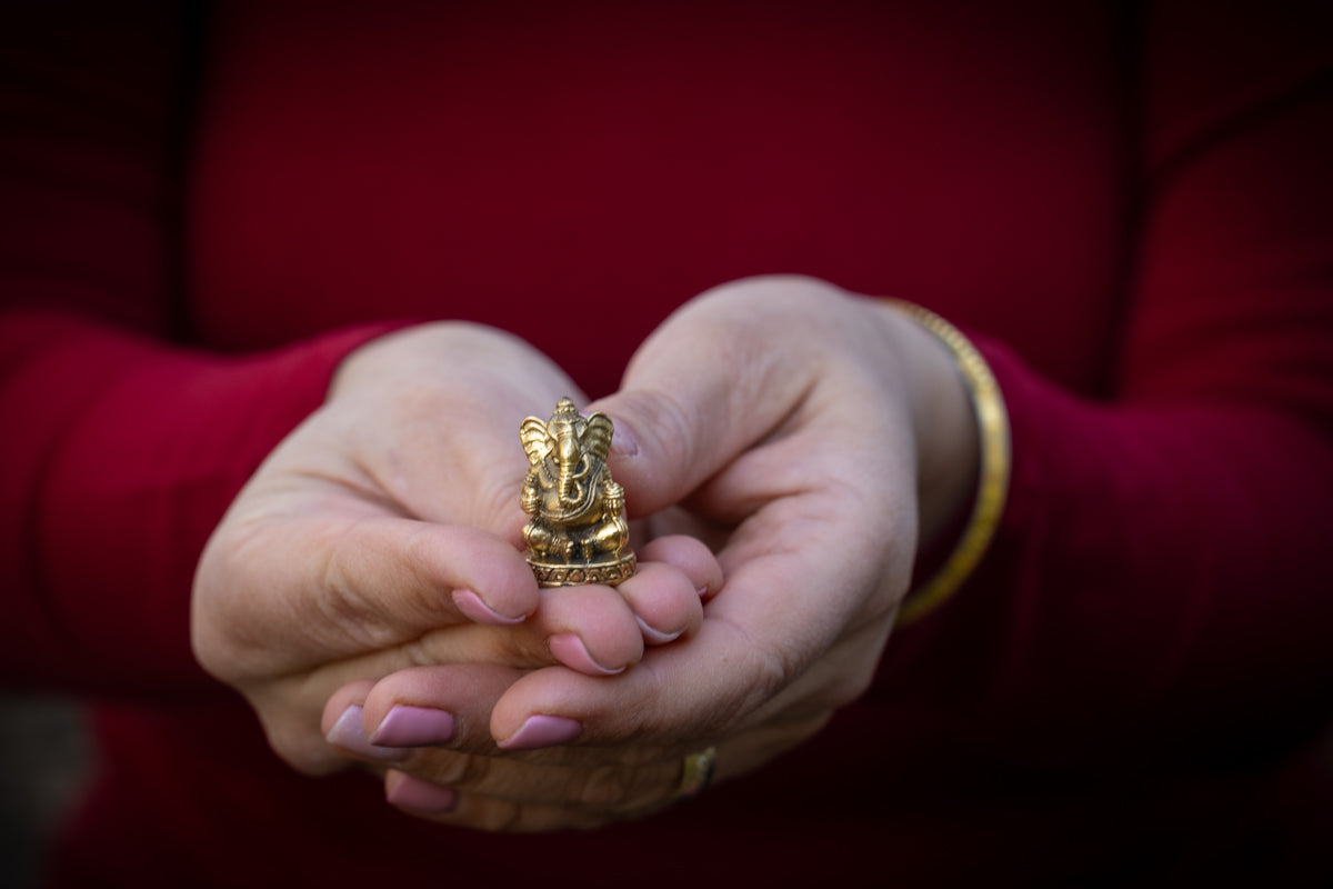 Lord Ganesha con un modak - mini murti