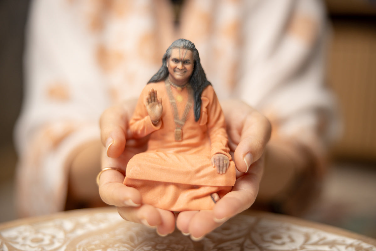 Murti 3D di Paramahamsa Vishwananda: seduto - 4 pollici