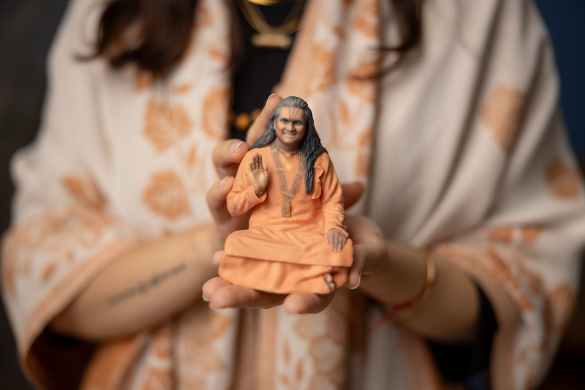 Murti 3D di Paramahamsa Vishwananda: seduto - 4 pollici