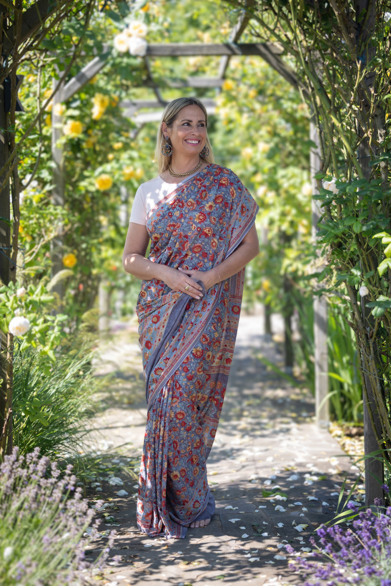 Saree in crepe di seta blu chiaro e grigio