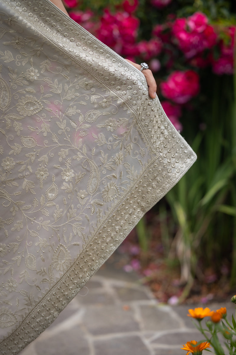 Sari in georgette ricamato con goccia d'argento