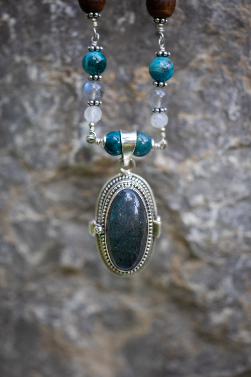 PENDANT LOCKET: Labradorite