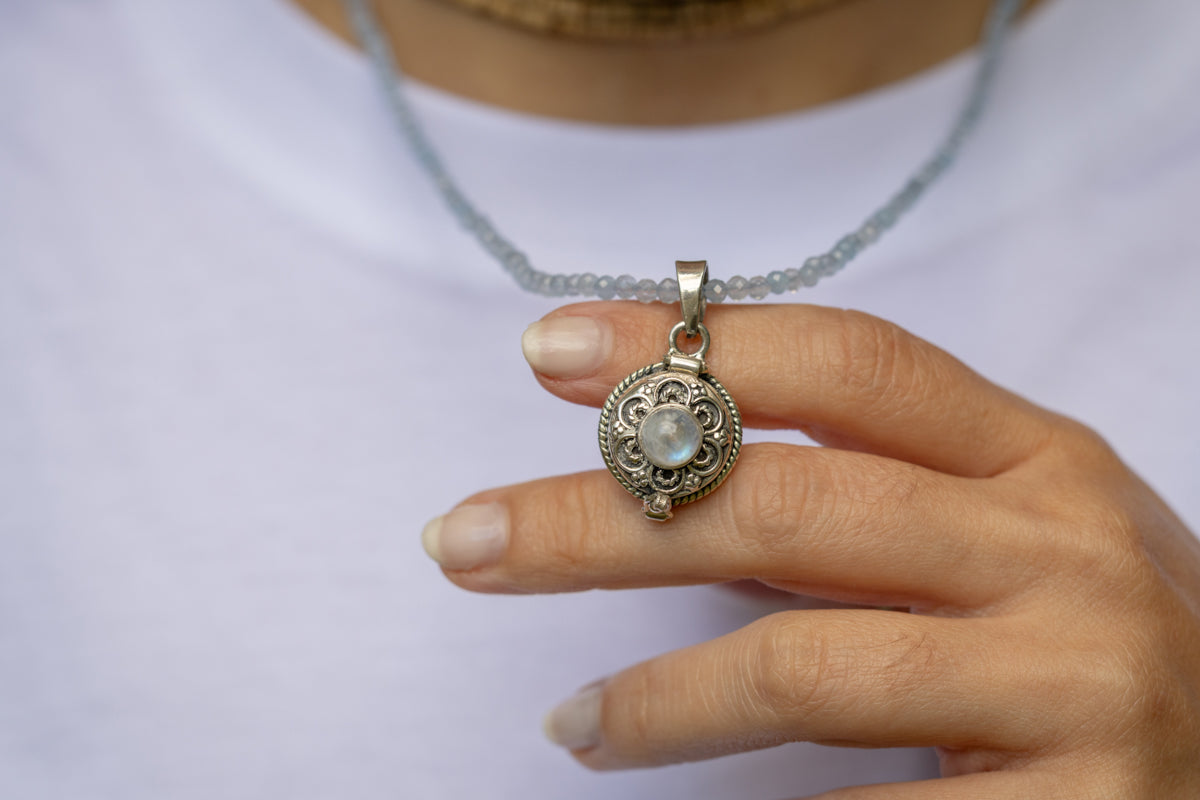 PENDANT LOCKET: Moonstone