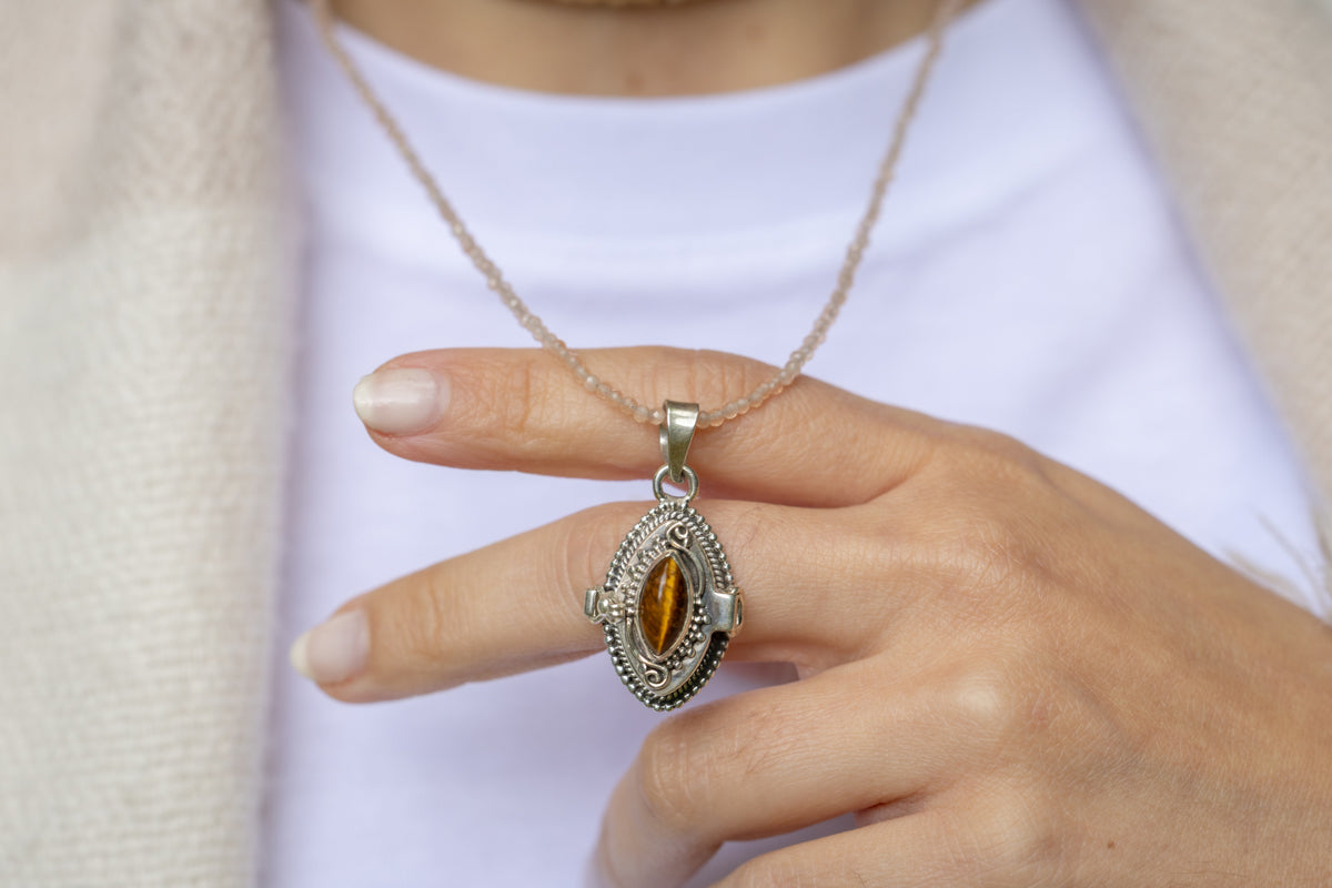 PENDANT LOCKET: Tiger Eye
