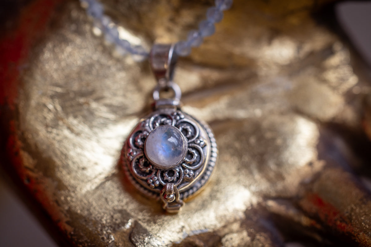 PENDANT LOCKET: Moonstone