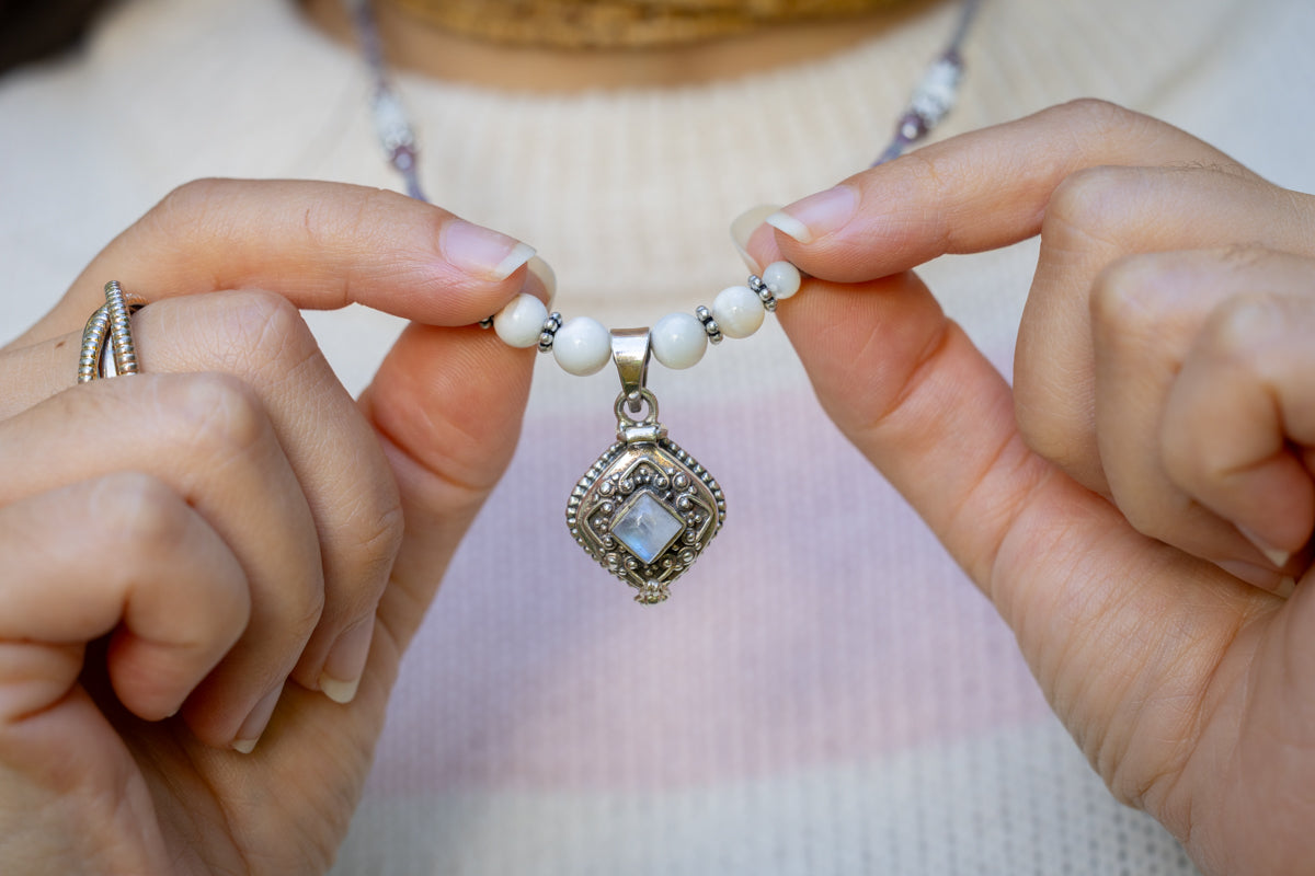 PENDANT LOCKET: Moonstone