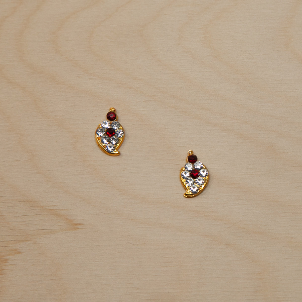 Stone Pottu - Petali di rubino / 8x15mm / Gioielli in pietra per decorazioni di divinità