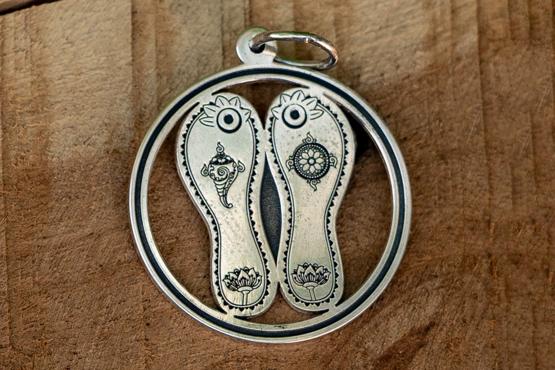 Pendant round 'Paramahamsa Vishwananda Lotus Feet'