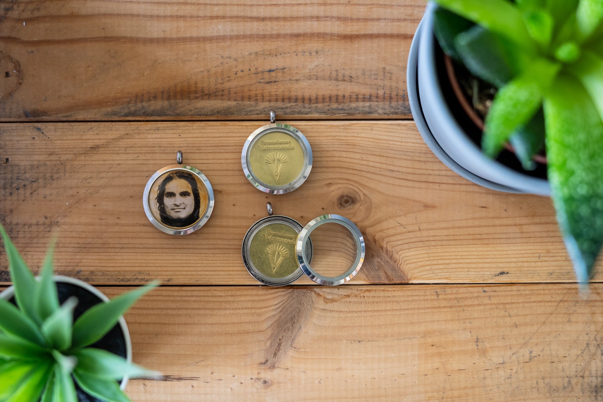 Relic Holder with 'Paramahamsa Vishwananda' picture