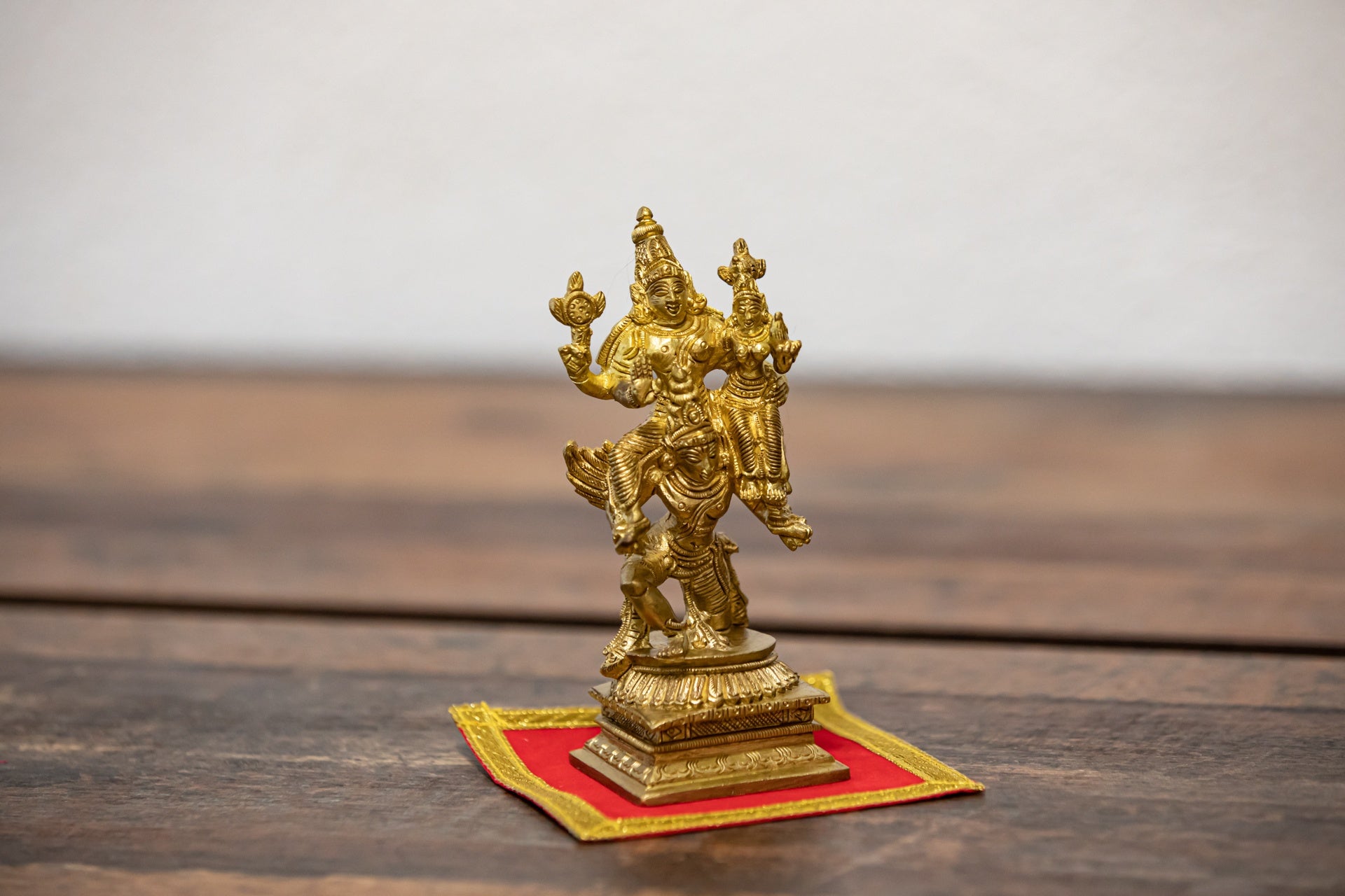 Lord Narayana e Maha-Lakshmi cavalcano Garuda