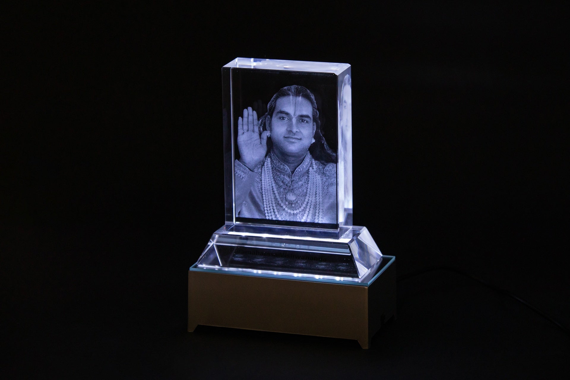 Foto in vetro inciso di 'Paramahamsa Vishwananda' con base luminosa a LED
