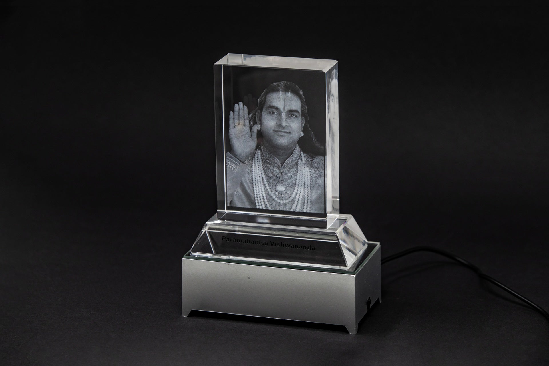 Foto in vetro inciso di 'Paramahamsa Vishwananda' con base luminosa a LED