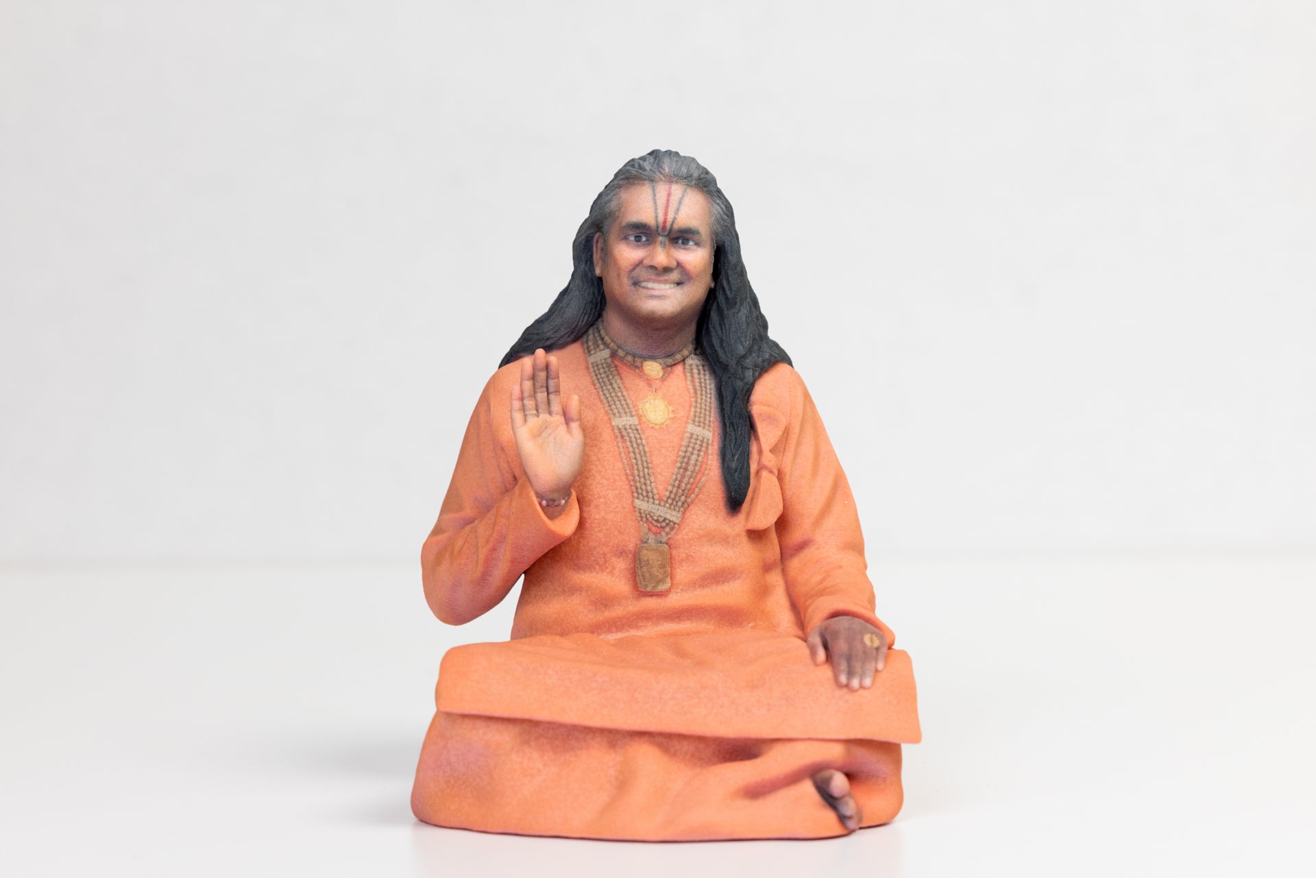 Murti 3D di Paramahamsa Vishwananda: seduto - 6 pollici
