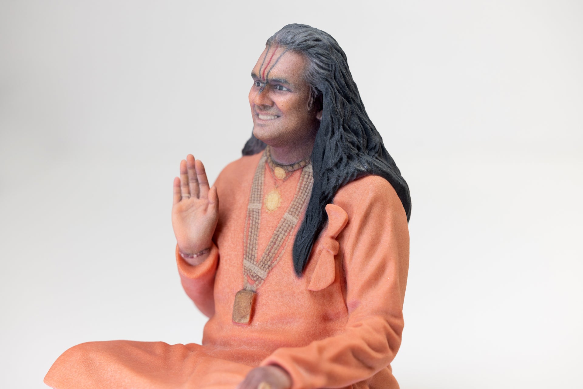 Murti 3D di Paramahamsa Vishwananda: seduto - 6 pollici
