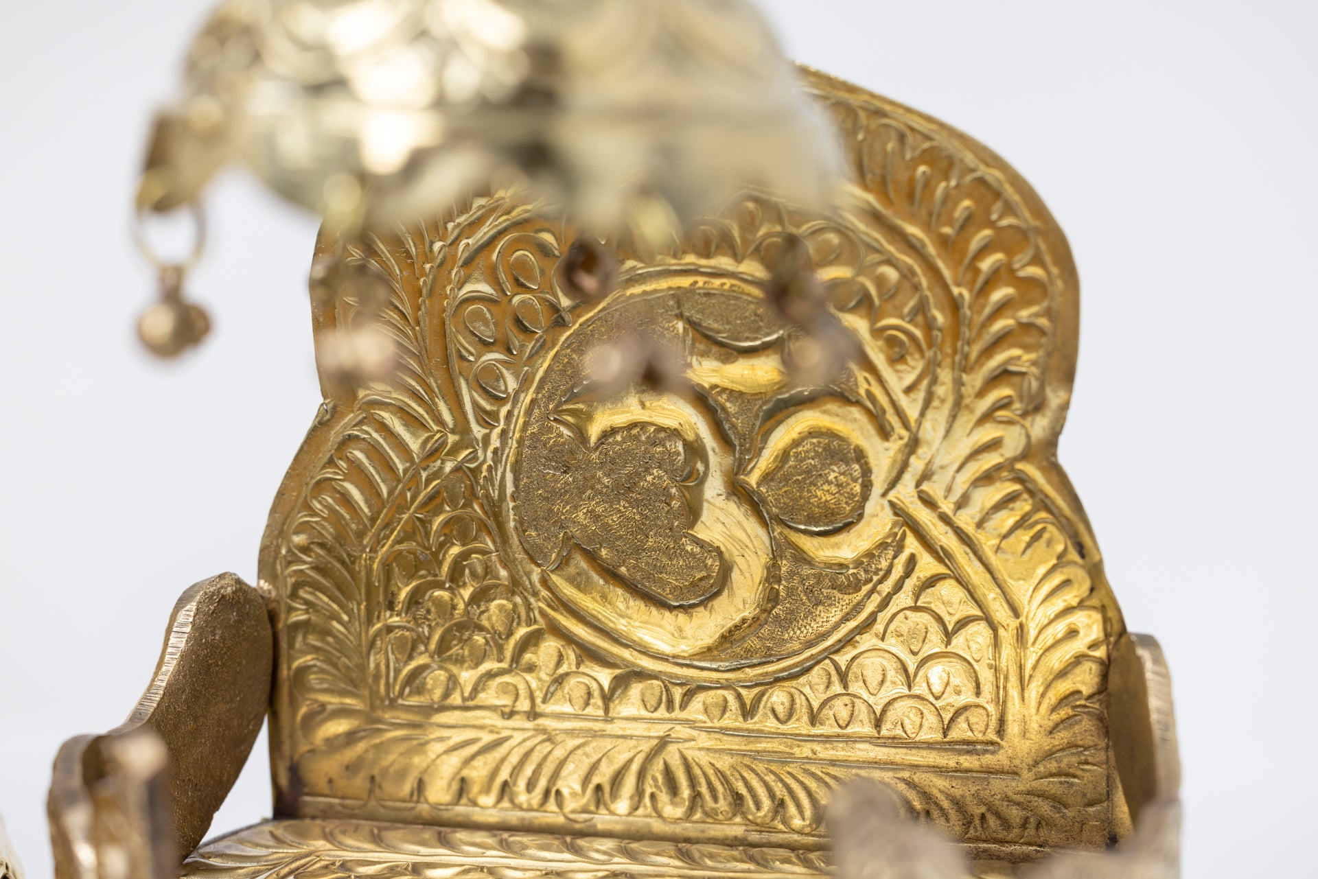 Deity Asana: round Singhasan with Chatar