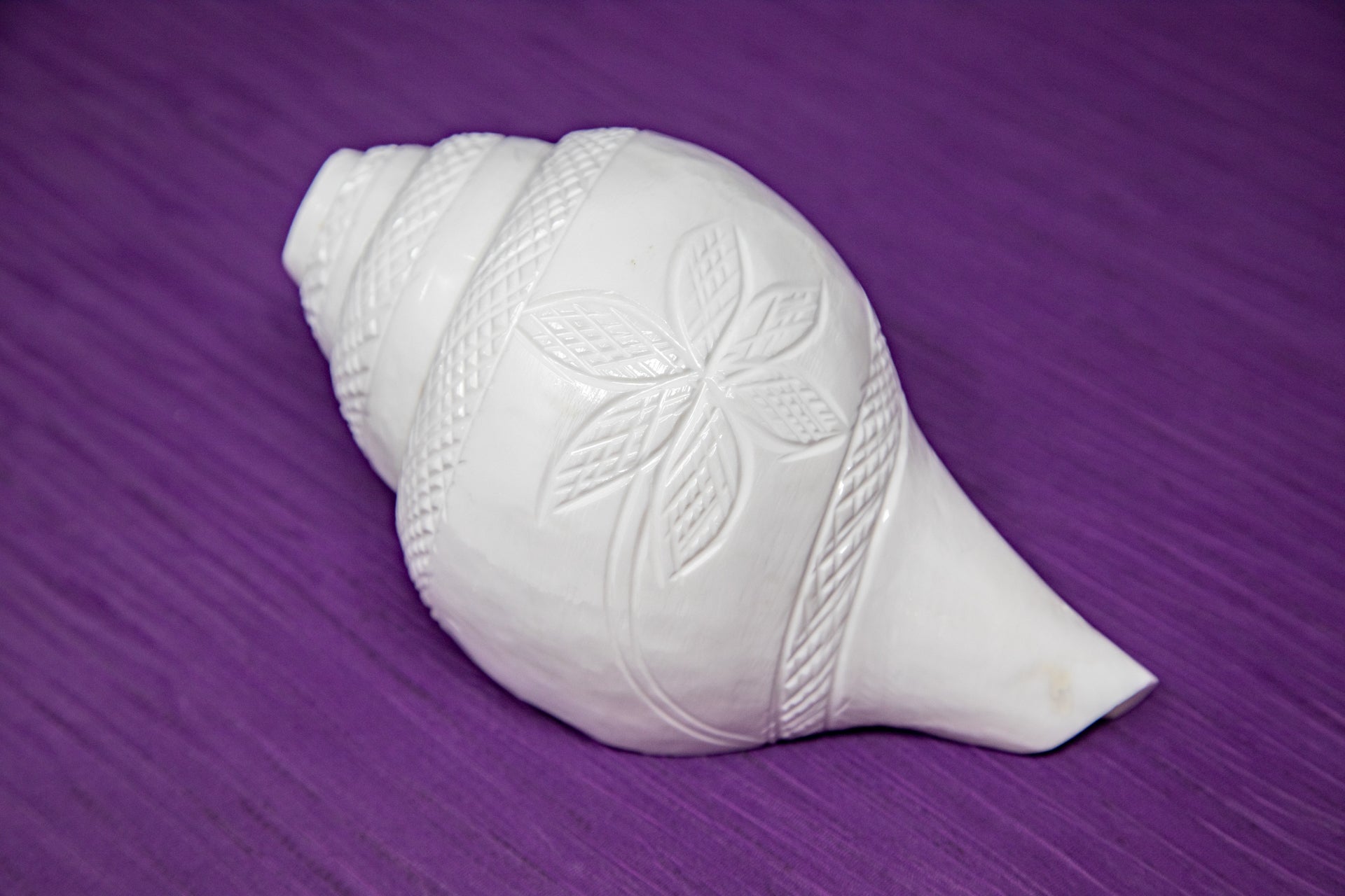 Blowing Conch / Shankha, Right hand, flower design