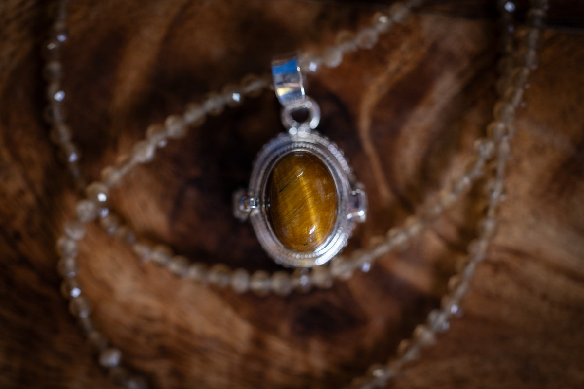 PENDANT LOCKET: Tiger Eye