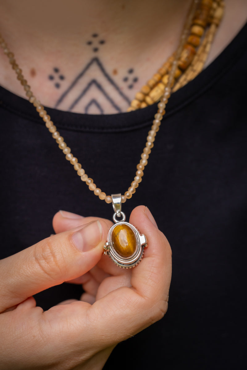 PENDANT LOCKET: Tiger Eye