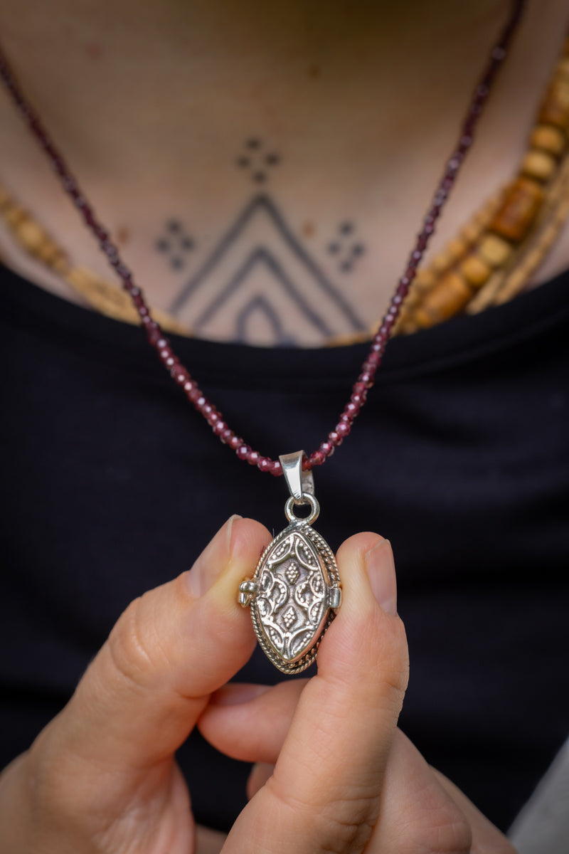 PENDANT LOCKET: Garnet