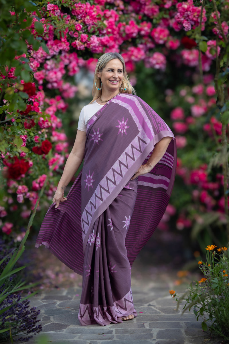 Saree in seta crepe di poliestere color uva scuro