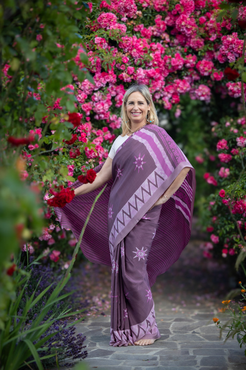 Saree in seta crepe di poliestere color uva scuro