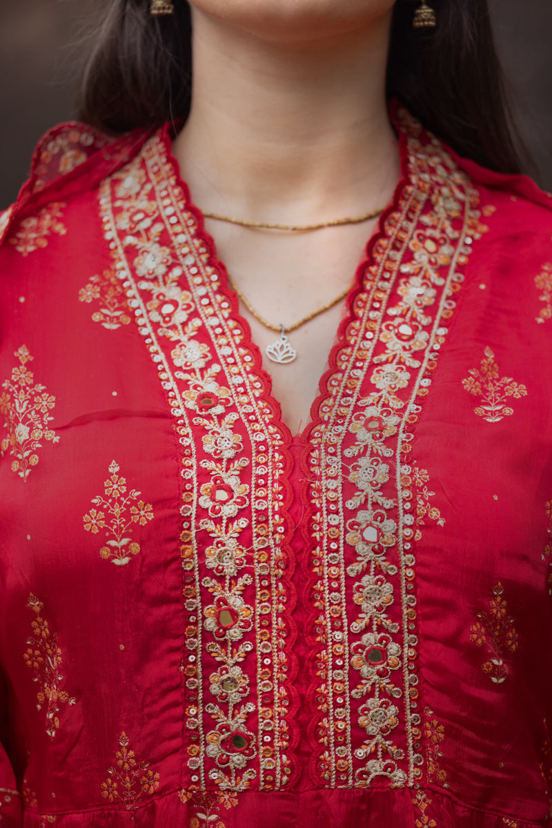 Kurti Anarkali ricamato rosso con pantaloni e dupatta