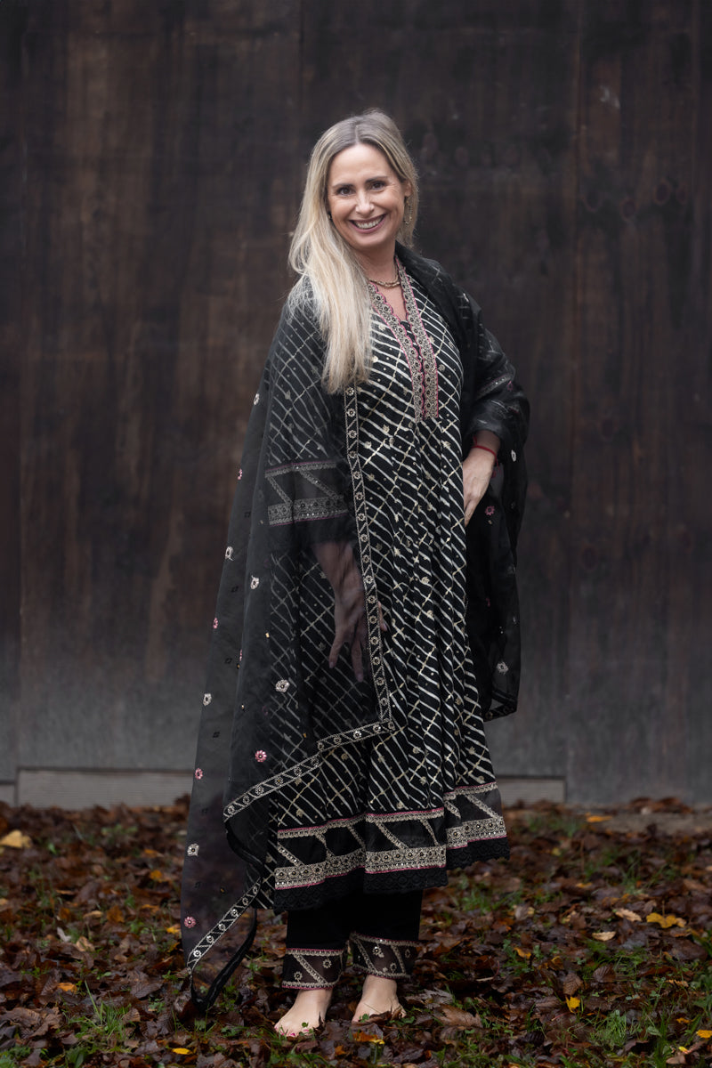 Kurti Anarkali nero ricamato con pantaloni e dupatta