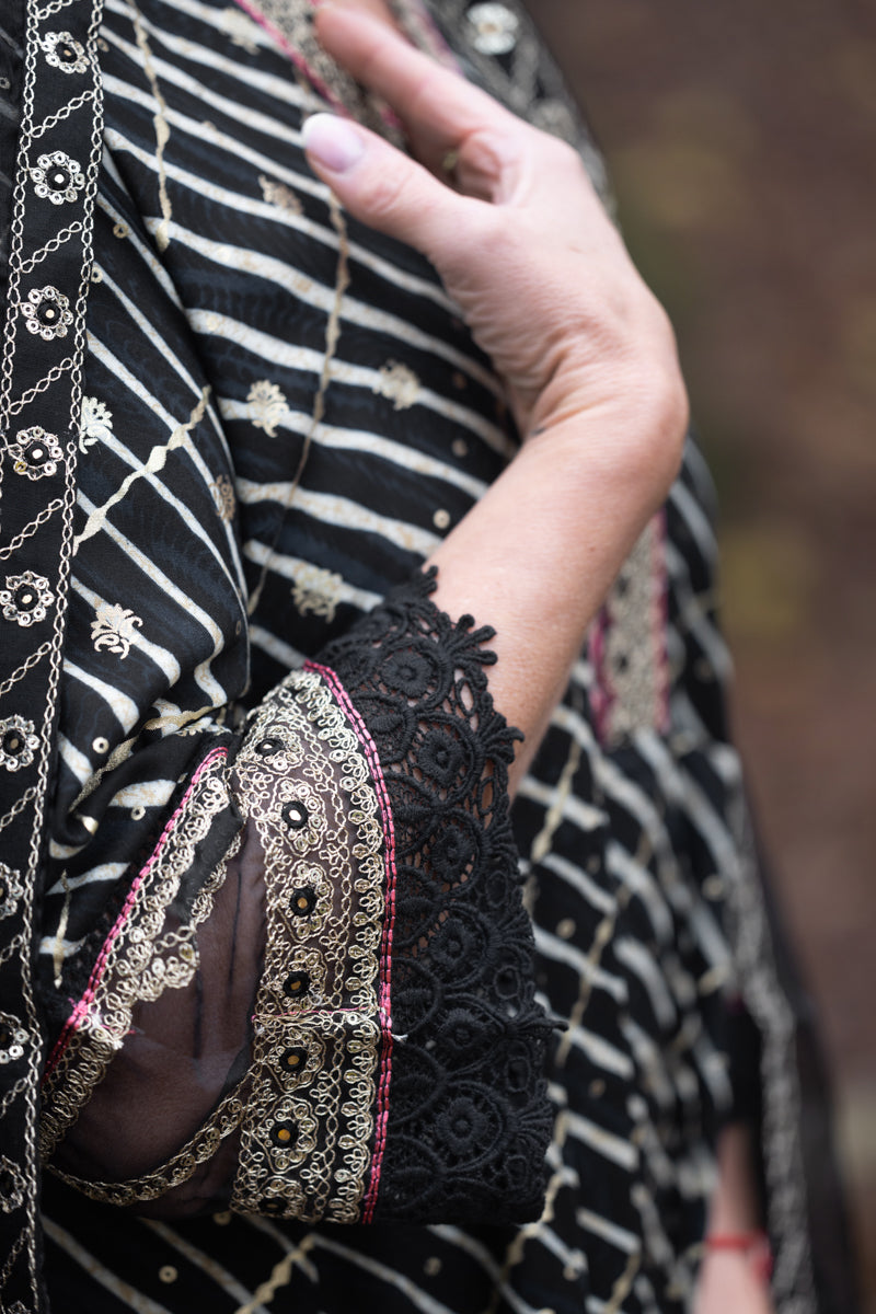 Kurti Anarkali nero ricamato con pantaloni e dupatta