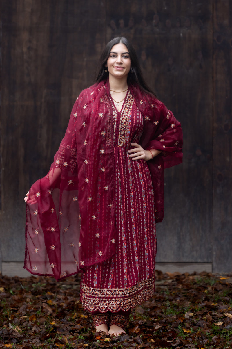 Kurti Anarkali ricamato rosso ribes scuro con pantaloni e dupatta