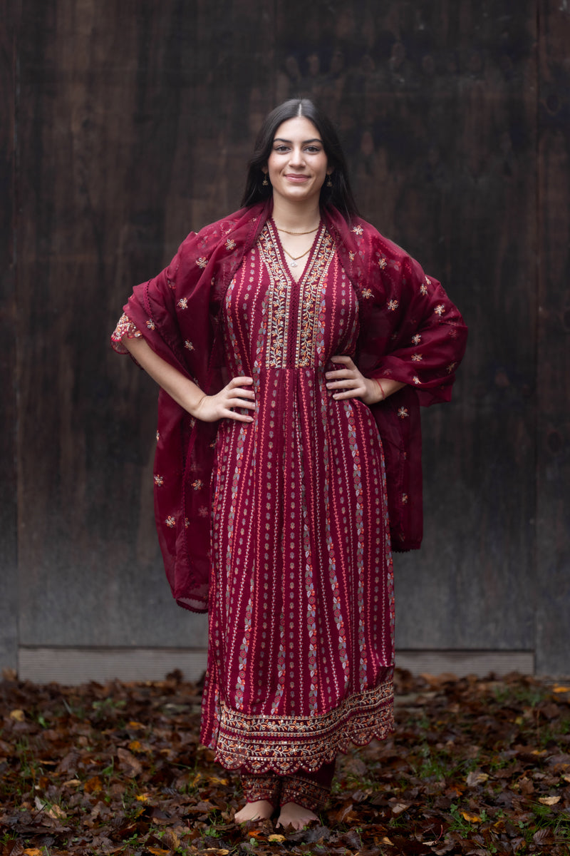 Kurti Anarkali ricamato rosso ribes scuro con pantaloni e dupatta