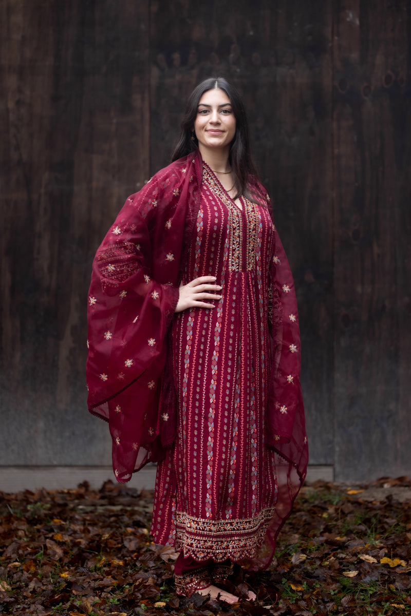 Kurti Anarkali ricamato rosso ribes scuro con pantaloni e dupatta