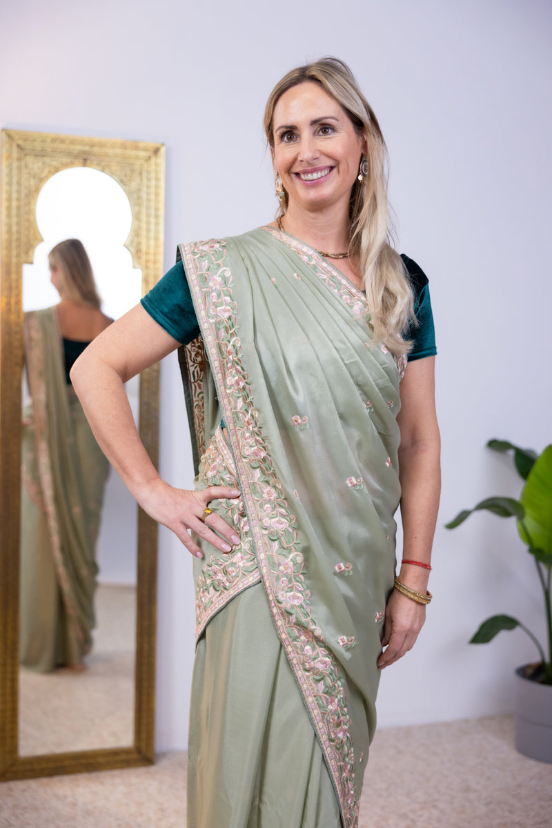 Saree in georgette ricamato verde tè scuro