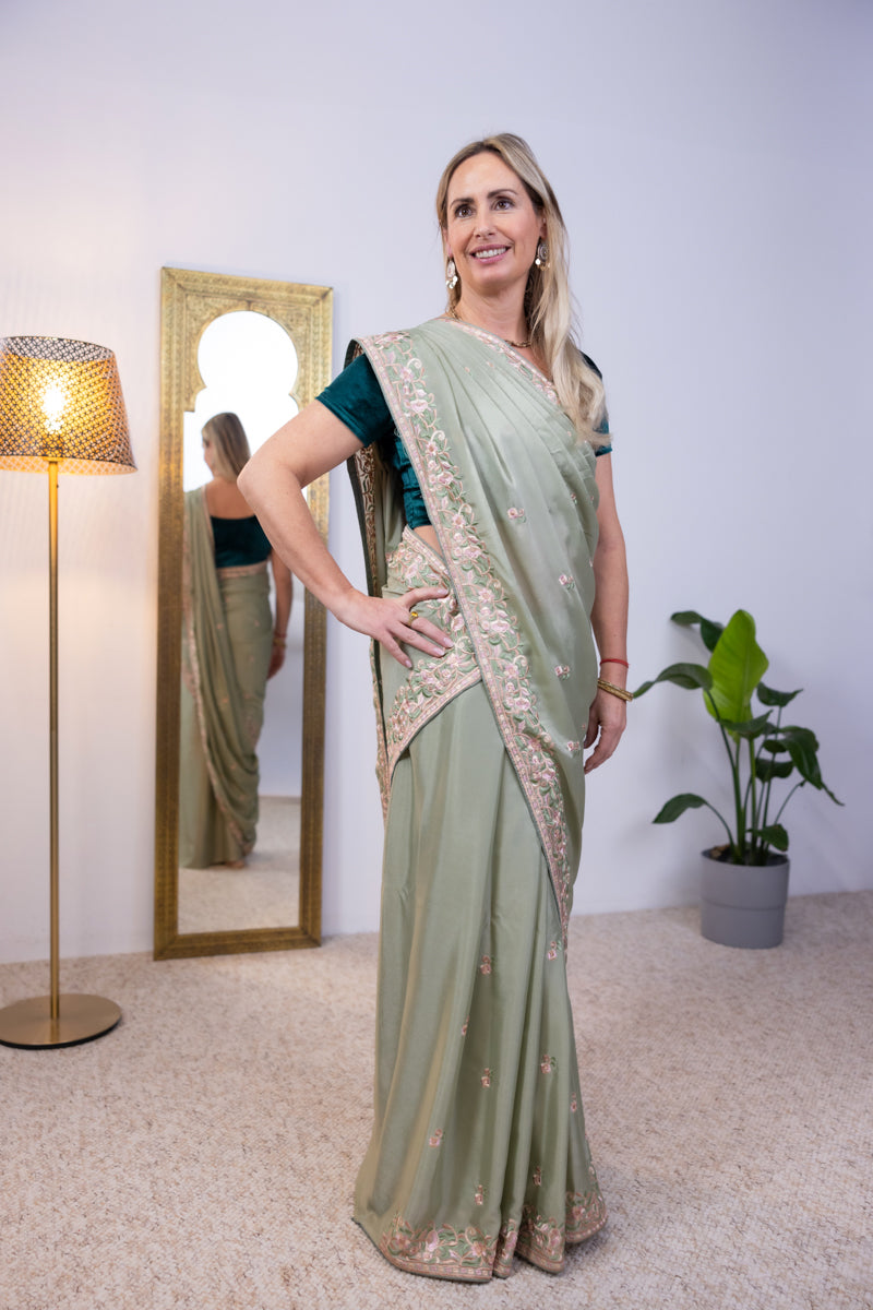 Saree in georgette ricamato verde tè scuro