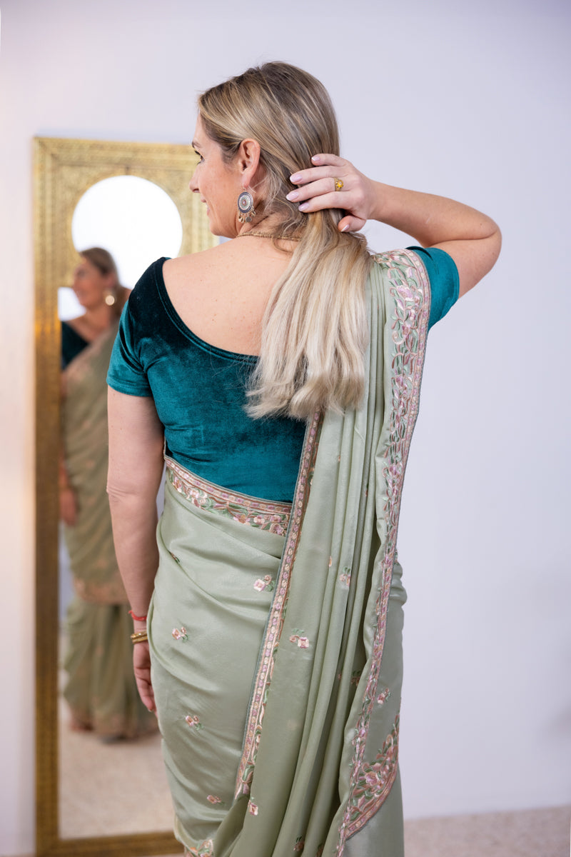 Saree in georgette ricamato verde tè scuro