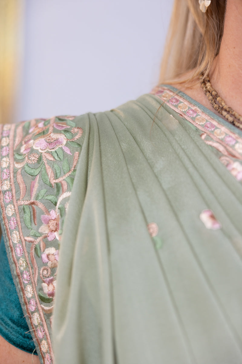 Saree in georgette ricamato verde tè scuro