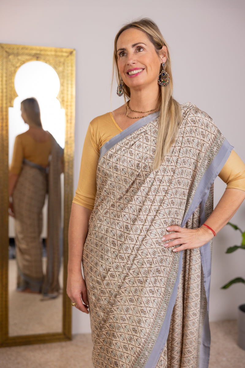 Saree in seta crepe di poliestere grigio argento