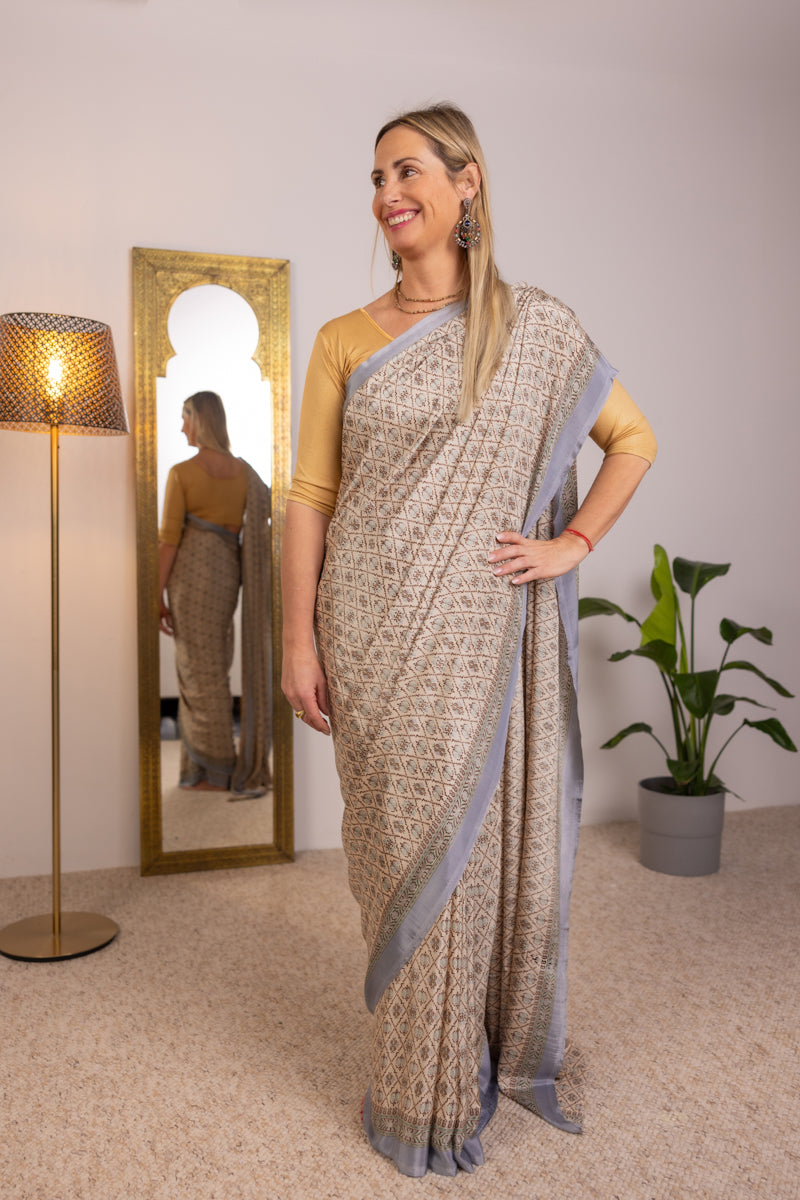 Saree in seta crepe di poliestere grigio argento