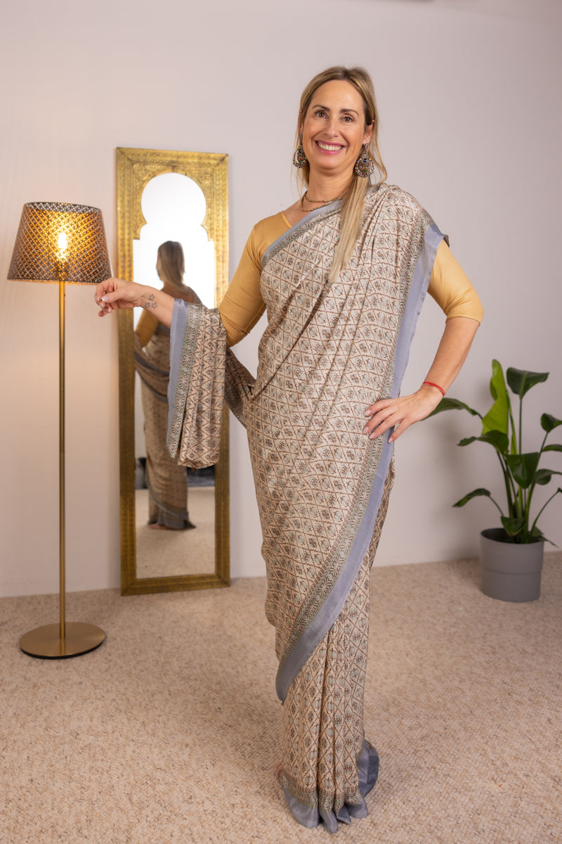 Saree in seta crepe di poliestere grigio argento