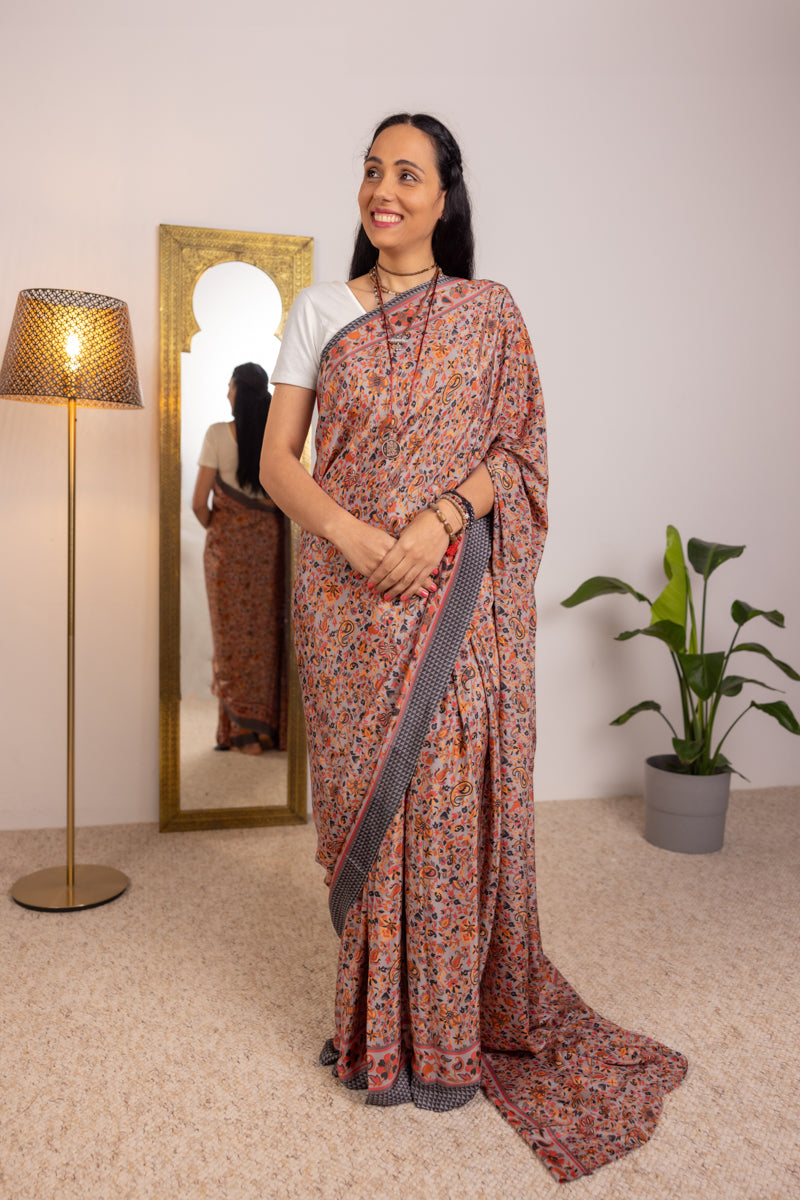 Saree in crepe di seta e poliestere grigio scuro e arancione ruggine