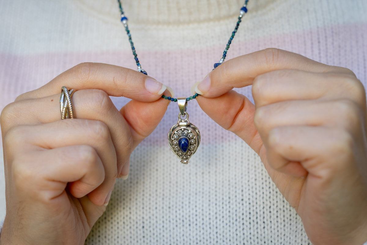 PENDANT LOCKET: Lapis lazuli