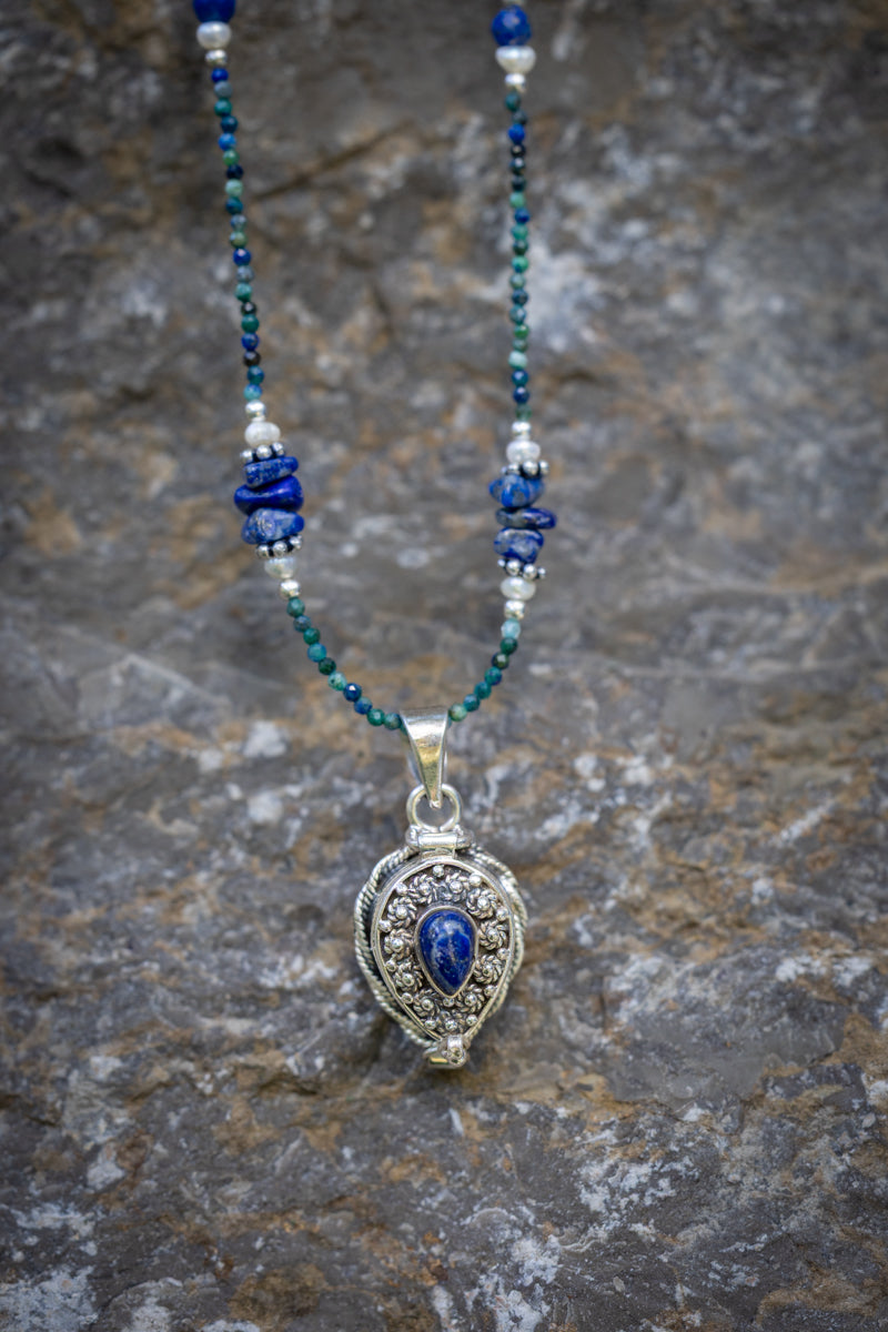 PENDANT LOCKET: Lapis lazuli
