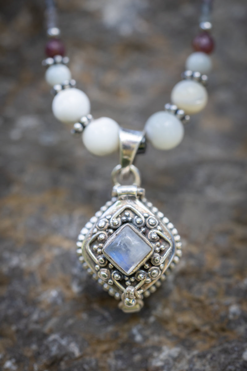 PENDANT LOCKET: Moonstone