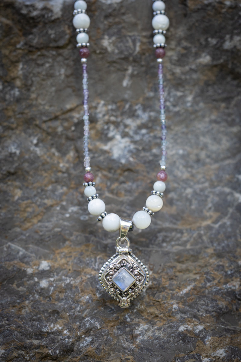 PENDANT LOCKET: Moonstone