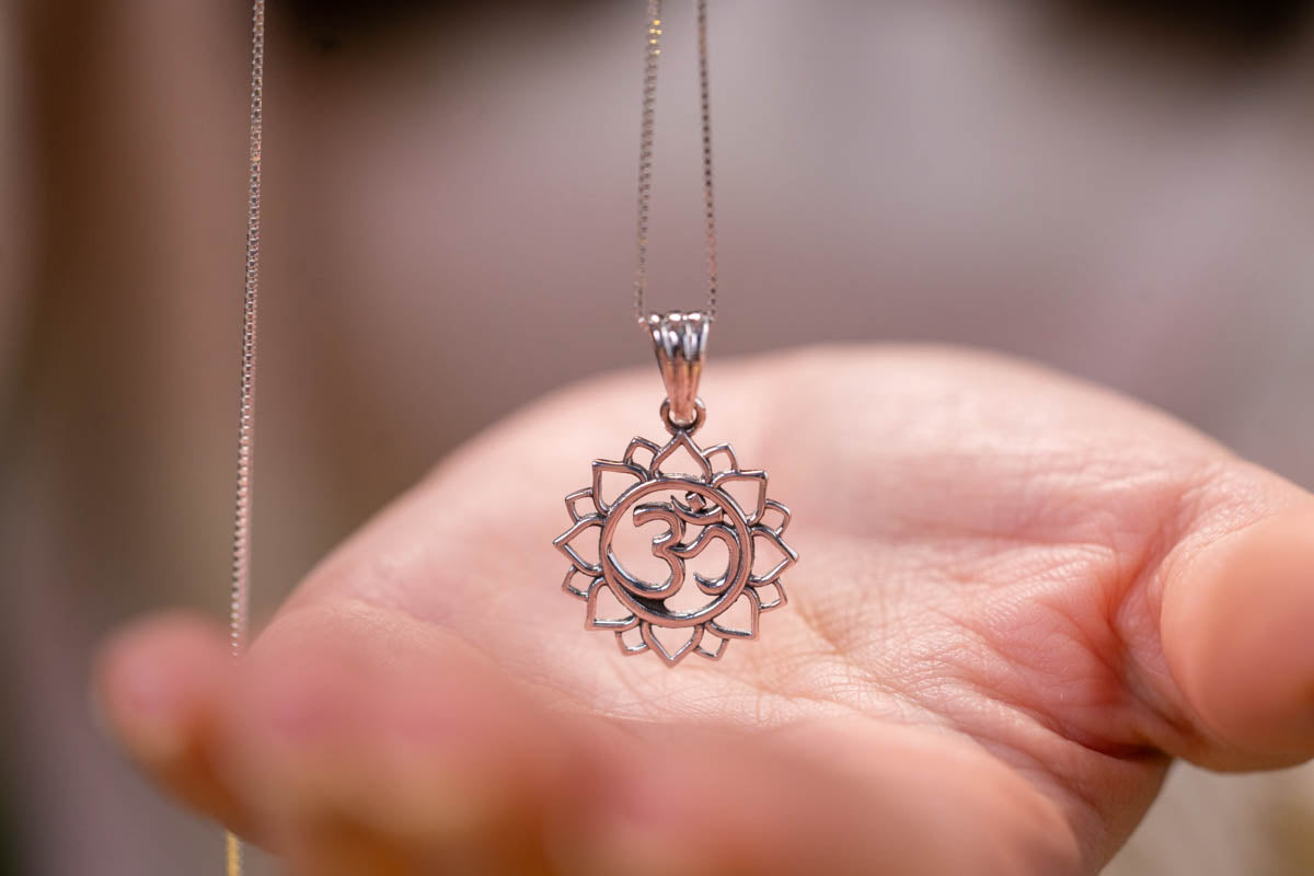 Collana con ciondolo Lotus OM - Argento Sterling